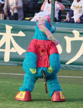 【広島】「あれ…しっぽ…？」スラィリー、しっぽを虎模様に変えて甲子園に参戦
