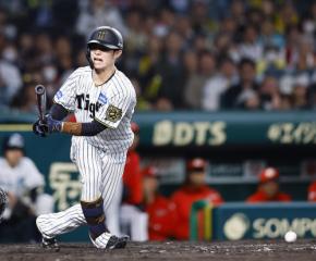 【阪神】中野拓夢、５回表の守備から途中交代　２回の打席で右ふくらはぎに自打球が直撃