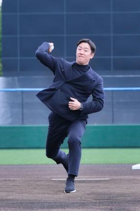 元日本ハム斎藤佑樹氏「想像を超える野球場」札幌・モエレ沼公園野球場セレモニーで始球式