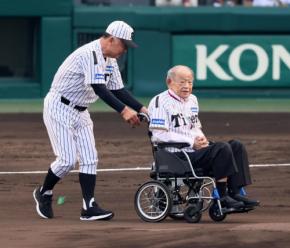 【阪神】田淵幸一さんの目に涙　江夏豊さんと黄金バッテリー再現「泣けてくる。昔を思い出す」