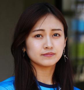 【横浜FC】スタジアムMC三田萌日香メガネ＆春色ヘア「ビューティフォー」名産食べて京都入り