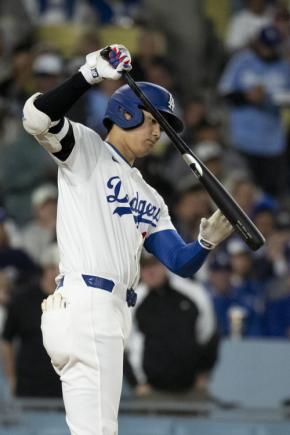 ドジャース２番手左腕が満塁弾を浴びて試合は振り出しに…大谷翔平は四球で好機演出も後続倒れる