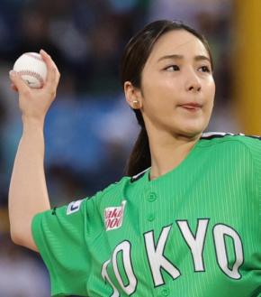 【ヤクルト】平祐奈が始球式　白のパンツスタイルでワンバン投球「60点」と自己採点