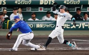 【阪神】佐藤輝明がジャッグル・ザ・ボールで内野安打 レアな「お手玉」のしぐさに場内沸く
