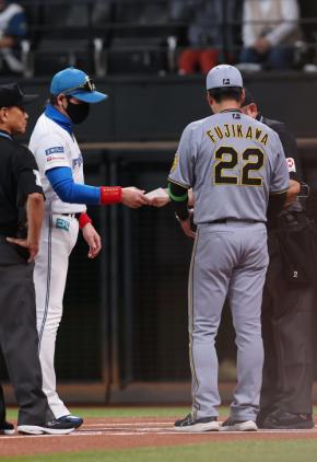 【阪神】藤川監督と新庄監督は握手せず　注目？のメンバー表交換“第１戦”