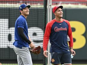 大谷翔平　侍ジャパンの同僚ヌートバーと再会　握手、ハグして談笑