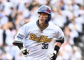 【オリックス】６日、スライディングで警告受けた広岡大志が脇腹を気にしながら試合前練習に参加