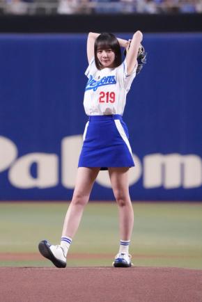 【中日】“役満ボディー”岡田紗佳が青のミニスカート姿で始球式
