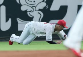 【広島】中村奨成が負傷交代、ダイビングキャッチ届かず　直後にしゃがみこみ右肩を気にする様子