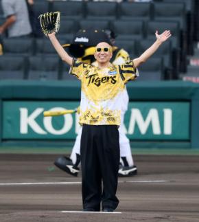 【阪神】サンプラザ中野くんふんどし履いて「ノーバンじゃなかったけどノーパン」ワンバン始球式