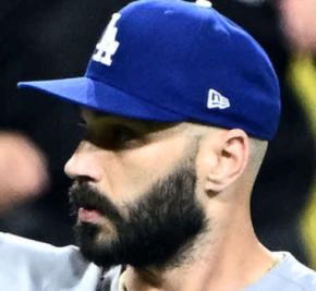 ドジャースのスコット夫人がオールスター休暇を満喫　愛犬と歩く長男など家族ショット多数投稿
