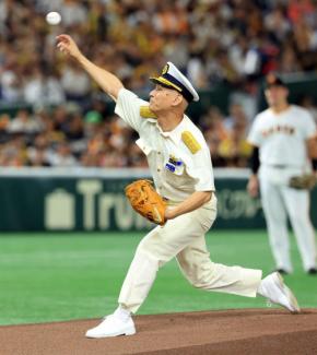 【巨人】瀬口良夫海上保安庁長官「61歳にしては、強肩」剛速球始球式に歓声「カッケー」