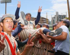 【高校野球】東大阪大柏原が14年ぶりV！土井監督「よっしゃー！」大阪桐蔭の攻略策的中／大阪