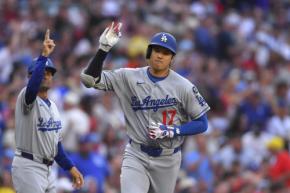 大谷翔平のホームランボール、男性ファンが神業片手キャッチからの神対応　隣の少年にプレゼント