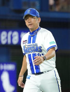 【DeNA】試合前にオリジナルチームウエアデザインの表彰式を開催　三浦監督が表彰状を贈る