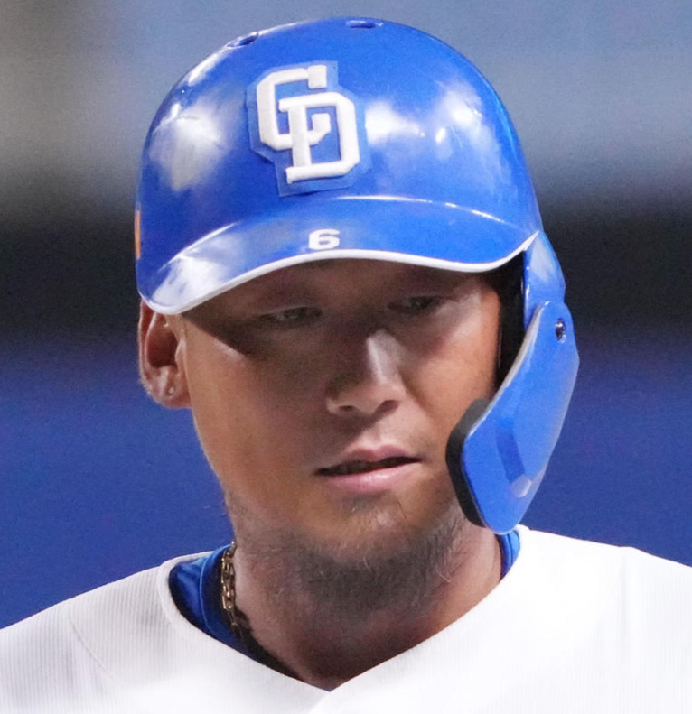 【中日】中田翔が引退会見のサプライズに涙　大野、ブライトら10選手が登場