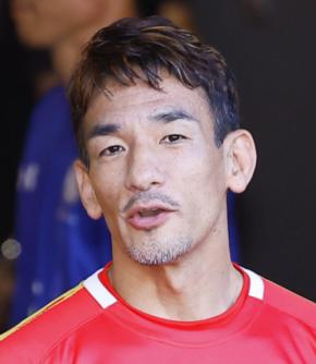 中田英寿氏 故郷に帰る 白の短パン、黒Tシャツ、麦わら帽子で訪れた先は…