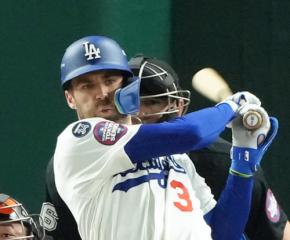 井川遥似の元ドジャース妻、近未来ビジョンのバンドライブに参戦 推しメン&自撮りも披露