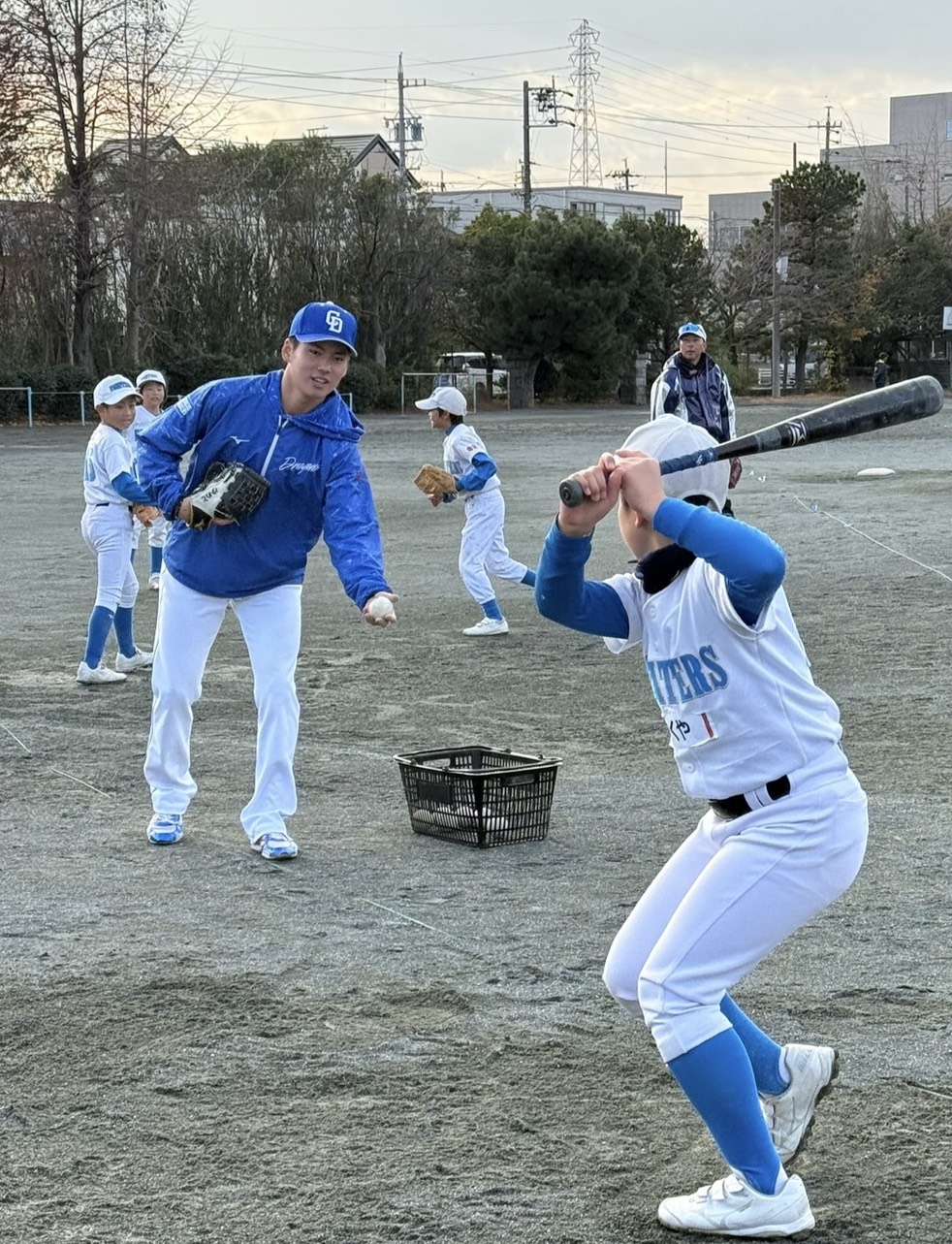 【中日】金丸夢斗&草加勝、校舎直撃弾に子どもたち大歓声「嫌々やってもうまくなりません~」