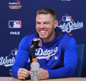 フリーマン妻、ワールドシリーズ制覇の記念Tシャツでアトランタへ「とても特別なこと!」