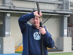【DeNA】まさに侍！牧秀悟がユニーク刀トレ「面白い」体の動きの再現性高め、セ界も世界も斬る