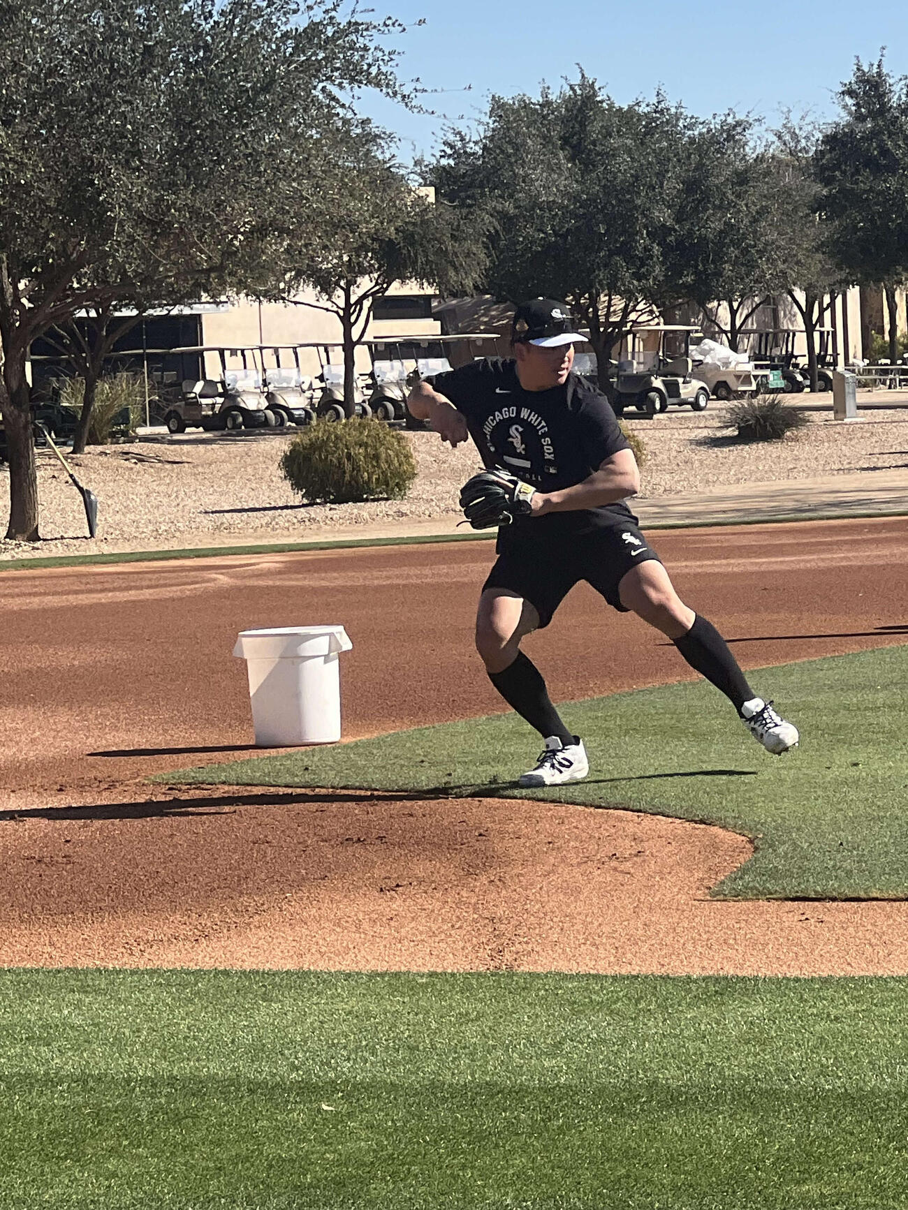 ホワイトソックス村上宗隆がキャンプ施設入り　２Ａ西田陸羽と合同自主トレ　早速三塁で守備練習
