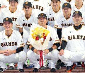 【巨人】阿部監督「こうやってなんもしてない人が…やっぱ天才ですよね」引退試合の長野久義氏に