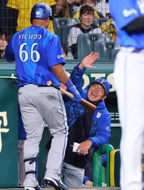 【DeNA】相川監督「最後の最後に…」９回８得点で大勝、３年ぶり阪神戦登板の平良拳太郎２勝目