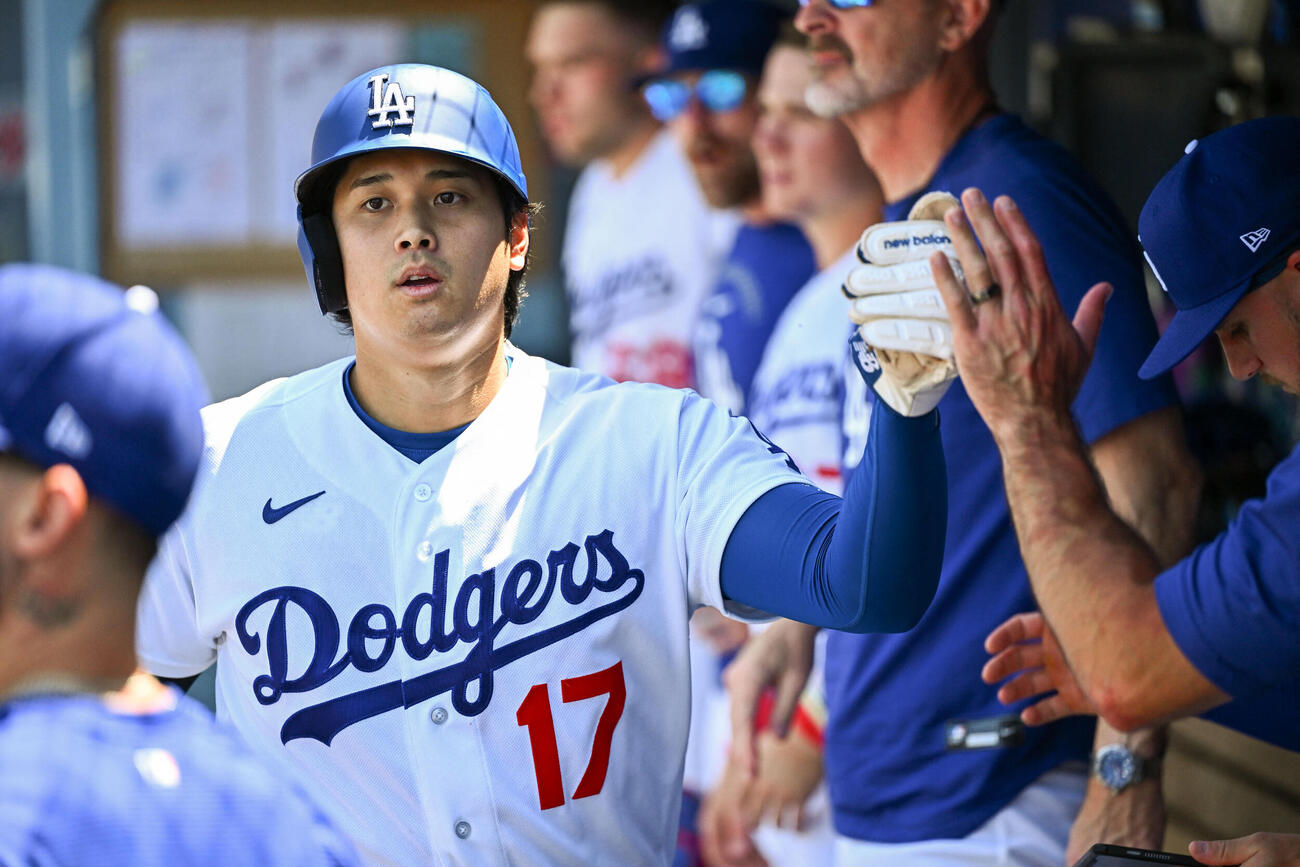 大谷翔平が三塁ベースで腕立て伏せ披露！　オーバーランした後に三塁に頭から戻り