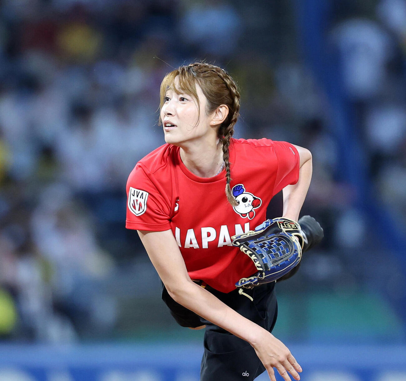【ヤクルト】狩野舞子氏が始球式、長身から投げ下ろしワンバウンドも「フォークに見えたかな」