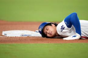 大谷翔平、右肘に143キロ死球が直撃、苦悶の表情　塁上でさすりながら気にするそぶりも