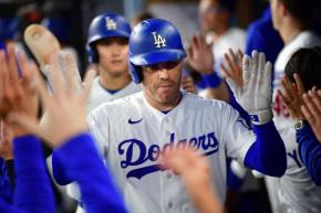 フリーマン待望の後半戦初アーチ!初回3点援護に山本由伸もベンチで手をたたく