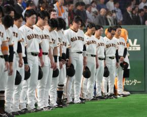 【巨人】東京ドームで黙とう　張本勲さんの写真がバックスクリーンに映し出される
