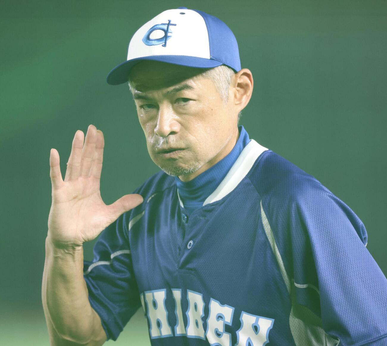 女子高校生選抜との試合に臨む52歳のイチロー氏が東京ドームで２本の柵越え