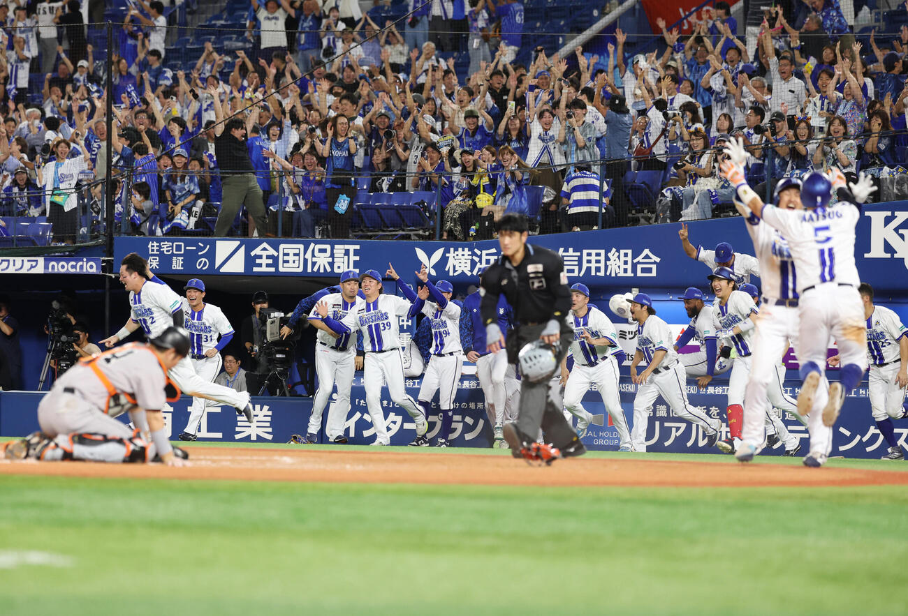 【DeNA】相川監督「粘り倒した結果が最後の1点に」巨人の悪送球でサヨナラ勝ち