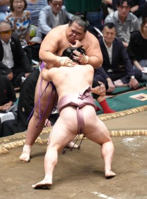 炎鵬が生田目を押し出し白星先行「一喜一憂せずに、相撲を取れる喜びを感じながら」