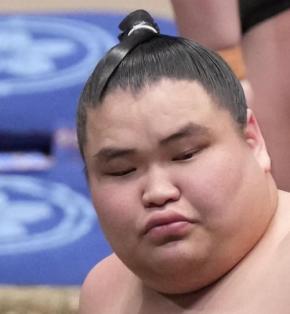 旭富士が連敗回避、西ノ龍を上手投げで破り２勝目　３度目の立ち合いから左四つで攻め切る