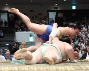 土俵際で逆転の上手投げ! 小兵の藤ノ川、巨体の琴桜を破り2敗守る「思い切りがいい」舞の海氏