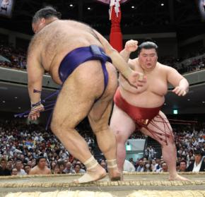 熱海富士、高安を破り２敗キープ「集中力高まり体力も温存」九重審判長　10日目は大関琴桜と対戦