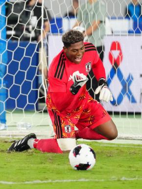 【日本代表】GK鈴木彩艶がキッカーとの駆け引き告白「リズムを狂わせようと」蹴る前に勝負あり