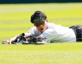 【阪神】森下翔太「優勝できればなんでもいい」歓喜のゴールテープに闘志