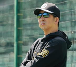 【阪神】連覇は自力で!藤川監督、巨人の結果は「全く考えていません」締まった表情で広島入り