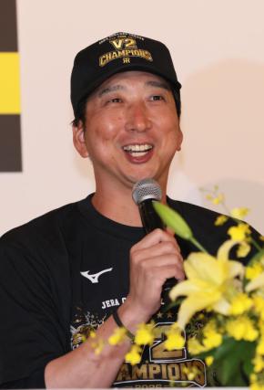 【阪神】優勝グッズの通販がスタート 阪神百貨店梅田店ほか店頭販売は10日から開始