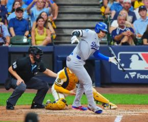 大谷翔平が空振り三振でバットを打席に落とす　外角スイーパーにタイミング合わず