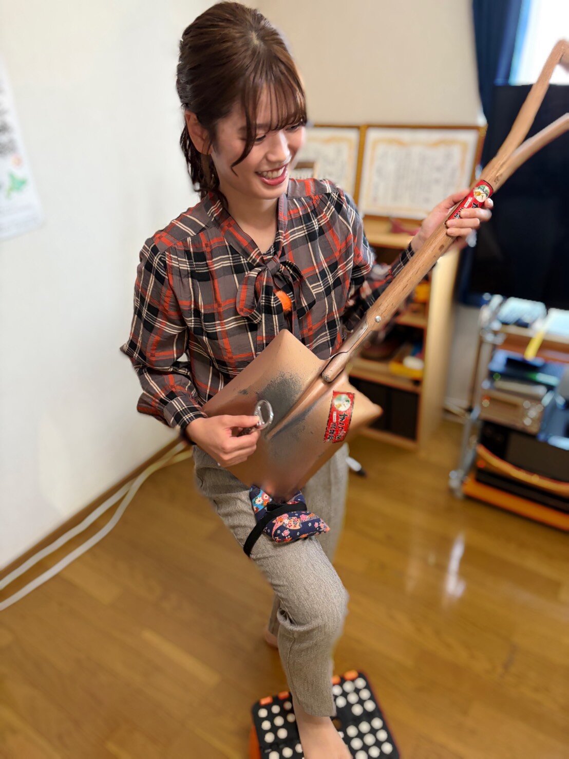 【日本ハム】スコップ三味線に挑戦　簡単そうでもやってみると大違い／滝谷美夢のみゆダイアリー