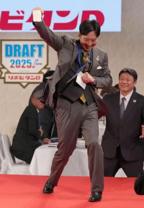 【阪神】藤川監督、残りくじで立石当ててガッツポーズ 新庄監督悔しがる/25年ドラフトVTR