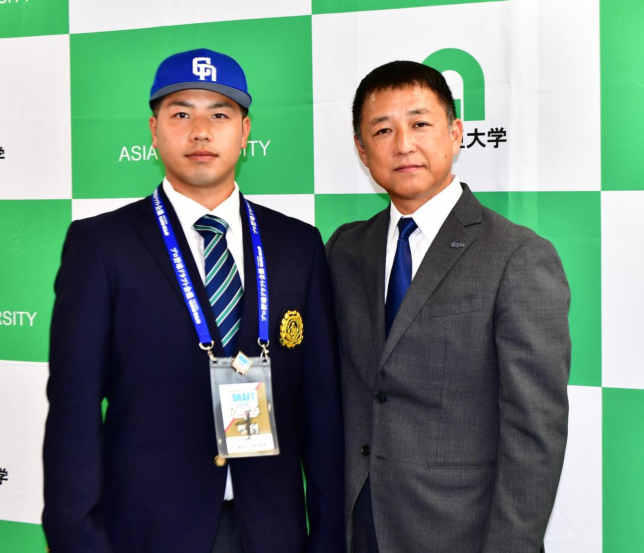 【中日】ドラ３亜細亜大・前嶋藍に指名あいさつ「ガツガツいって正捕手を」１年目からの活躍誓う