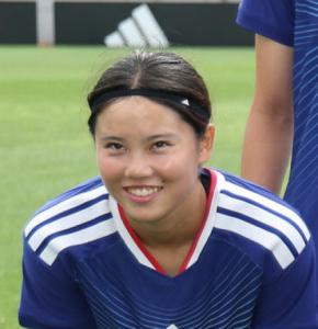 なでしこ22歳松窪真心、ノースリ黒ドレス姿でハリー・ケインと3ショット バロンドール表彰式