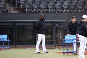【日本ハム】新庄剛志監督、バット持参で秋季練習にサプライズ登場 横尾コーチ「いるだけで…」