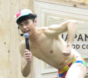 右足骨折の小島よしお“ハンズフリー松葉づえ”装着し全力ネタ披露「感動した」「芸人魂」の声